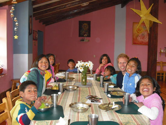 mittagessen im kinderhaus mit adelaida