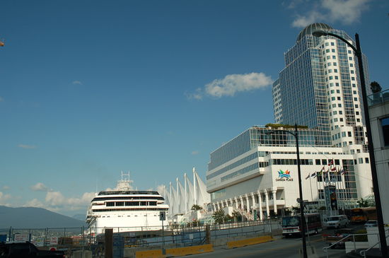 Der Canada Place mit der MS Amsterdam von der Holland American Line