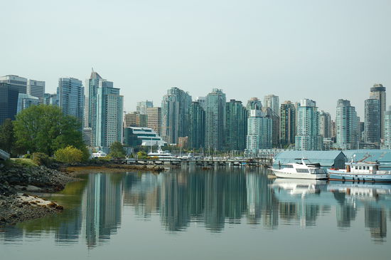 Herrliche Spiegelung der Wolkenkratzer in der Bucht