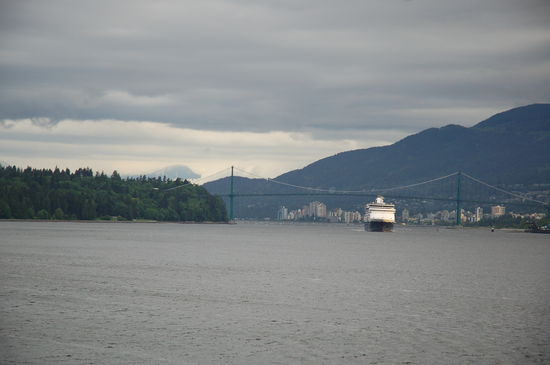 Hinter uns fährt die Holland American unter der Lions Gate Bridge durch