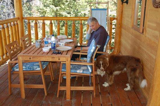 Jürg und Buddy warten auf den Lunch