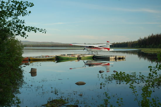Das Wasserflugzeug bringt Gäste