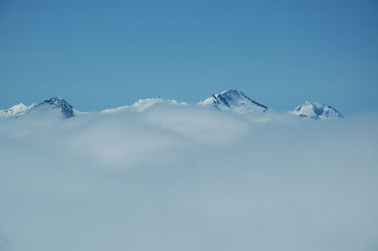 Nur die höchsten Bergspitzen sind zu sehen.