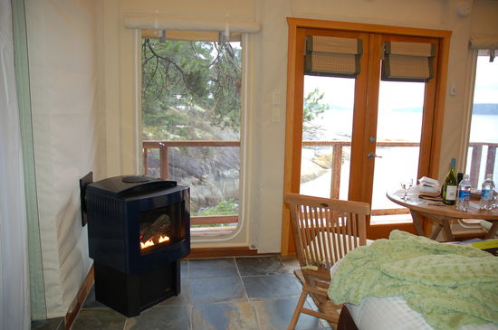 Ein wärmendes Feuerchen und ein Glas Wein - das hebt die Stimmung!