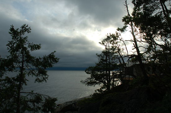 Langsam hellt der Abendhimmel auf