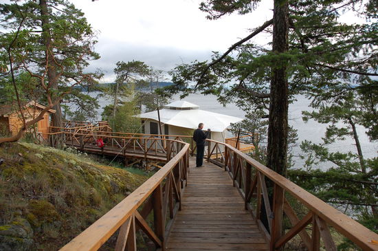 Abendspaziergang auf dem Holzsteg, welcher zu den Tent House Suiten führt