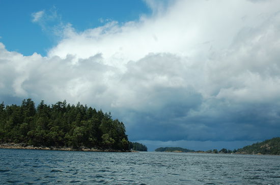 Und auch auf dem Meer dominieren die Regenwolken