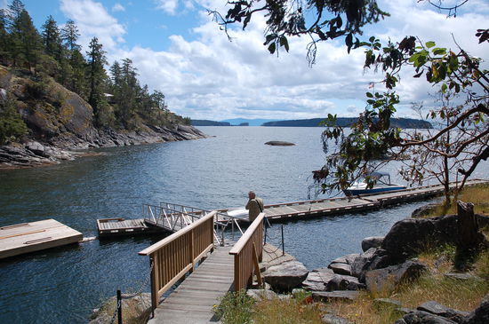 Die schöne Bucht mit dem Bootssteg