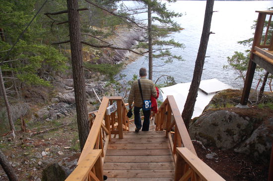 Die steile Treppe hinunter zu unserem Zelt