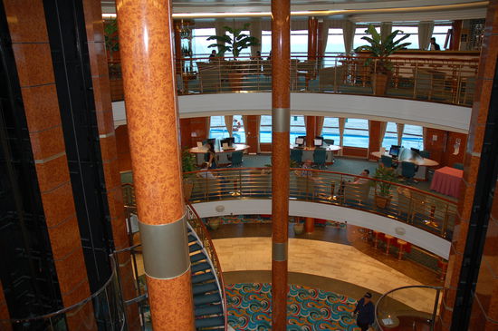 Das Atrium der MS Norwegian Sun