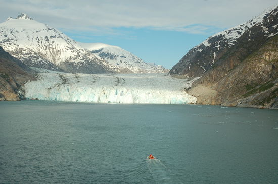 Ein kleines Beiboot fährt zum Gletscher