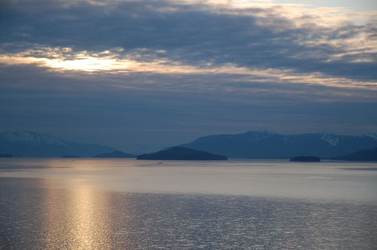 Eine herrliche Abendstimmung begleitet die Fahrt aus dem Endicott Arm hinaus