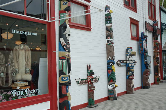 Pelze und Totempoles