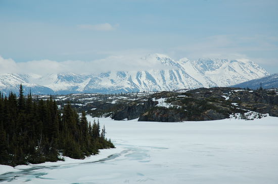 Am Horizont reissen die Wolken langsam auf