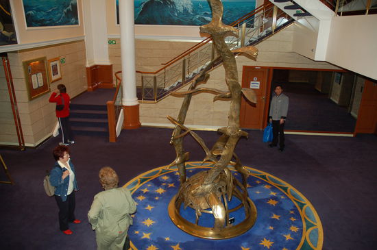 Kunst vor dem Eingang zum Seven Seas Restaurant