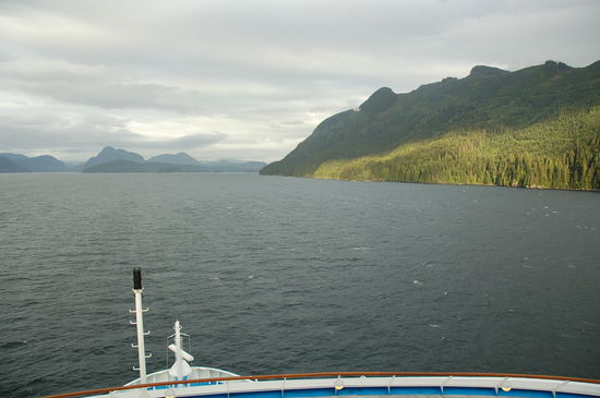 Backbordseitig befindet sich das Festland, steuerbordseitig Vancouver Island