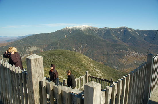 es ist kalt und es weht uns fast davon