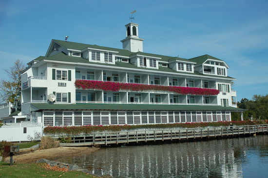 was für ein malerisches Hotel am See