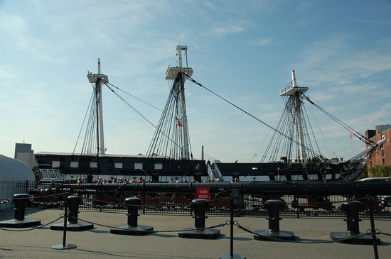 die USS Constitution mit nur der Hälfte ihrer Masten