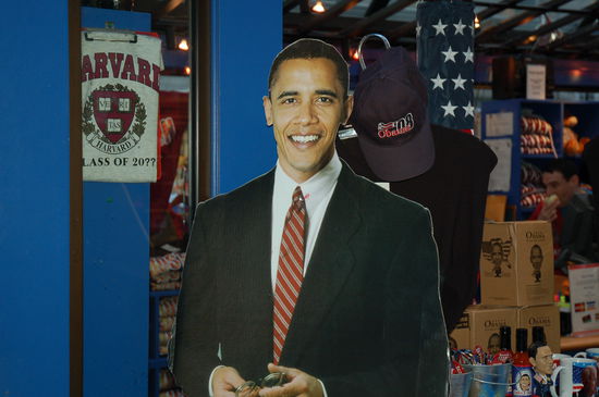 Beim Shopping begrüsst uns der zukünftige Präsident