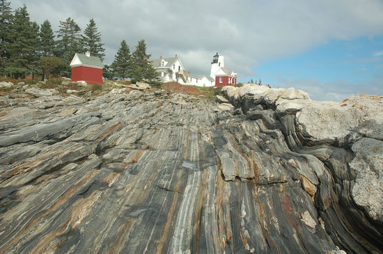Der Leuchtturm steht auf einzigartigen Felsen
