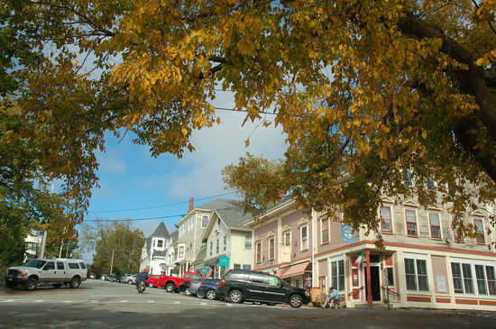 die steile Hauptstrasse von Castine