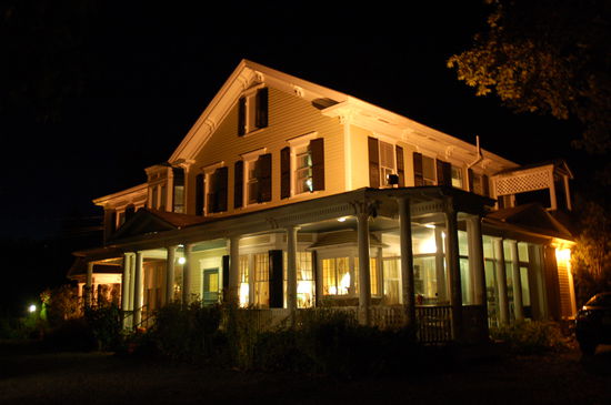 das nächtlich beleuchtete Mira Monte Inn