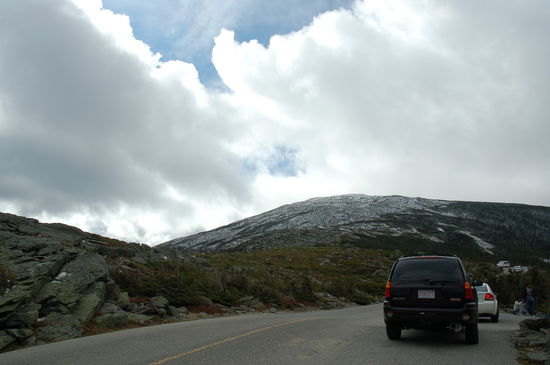 Wegen dem bisschen Schnee gleich die Strasse sperren?