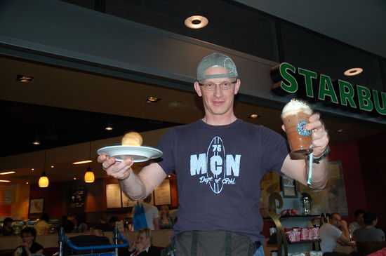 Zwischenverpflegung am Flughafen bei Starbucks