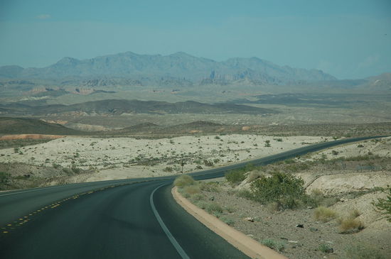 Durch die Wüste geht's zum Lake Mead