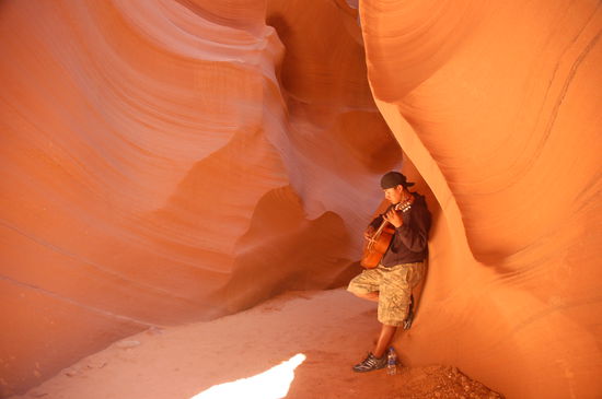 Unser Führer spielt und singt schöne Lieder