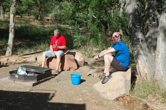 Männergespräche am Grill