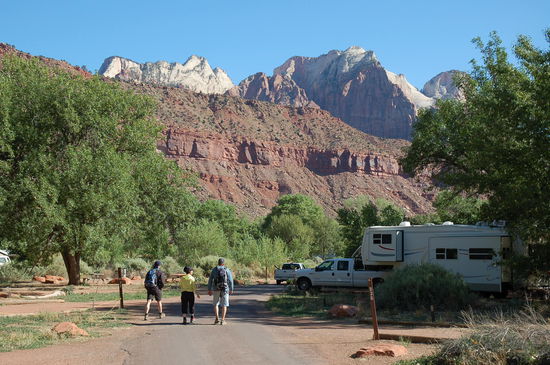 Wir spazieren zu den Shuttle Bussen