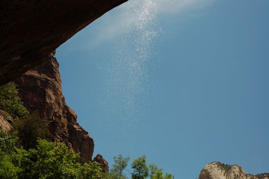 Ein Wasservorhang über dem Felsvorsprung