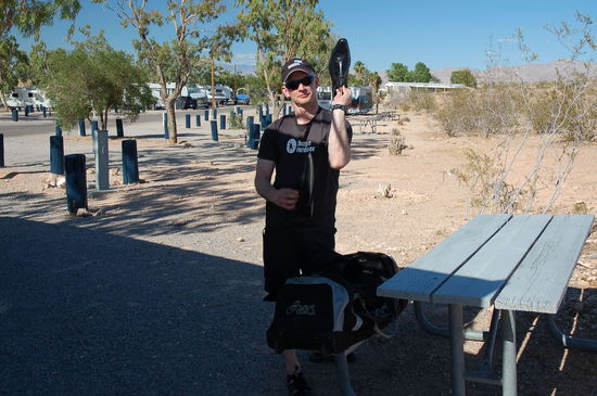 Mäthu ist am Packen und präsentiert schon mal seine schicken Casinotreter