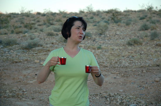 Eva serviert uns den obligaten leckeren Nespresso-Kaffee