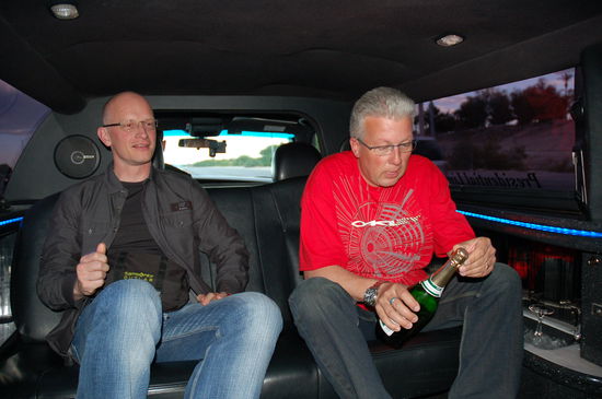 Jürg öffnet schon mal den Champagner