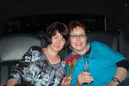 Das gefällt uns Frauen: rote Rosen und Champagner... und natürlich zwei heisse Typen