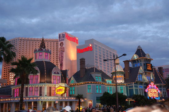 Die Nacht bricht ein - die Lichter des Strips erstrahlen