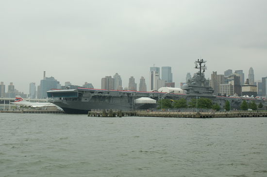 Im Hafen befindet sich die USS Intrepid - heute ein Sea Air Space Museum