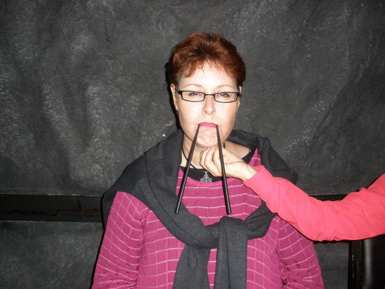 Erwähnte ich, dass ich Stäbchen zum Essen hasse?? Da hilft auch gut-gemeintes Kinn-Kraulen nicht!