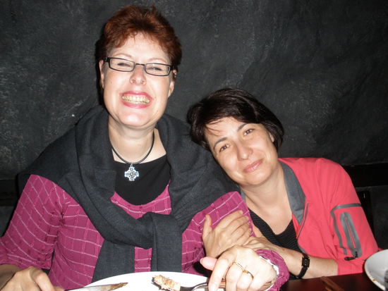 Gequältes Wasabi-Lächeln mit dem schlitzohirgen Übeltäter (-in)