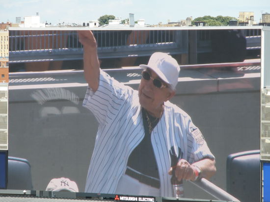 Der ältere Herr blüht sichtlich bei der Zuschauerkamera auf