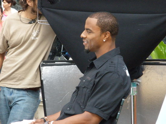 Und wer ist der Schönling beim Interview?