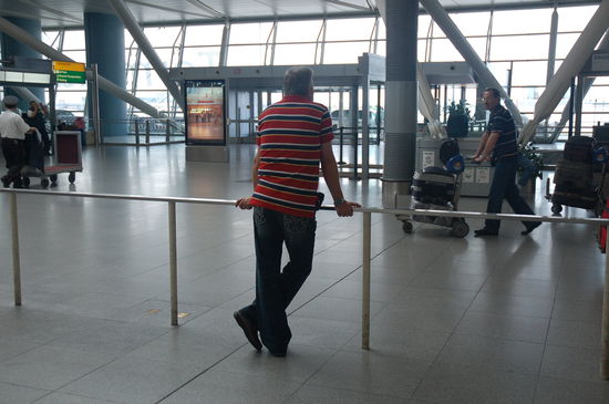 Sehnsüchtiger Blick nach draussen