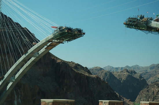 Wow, eine riesige Brücke entsteht über dem Hoover dam