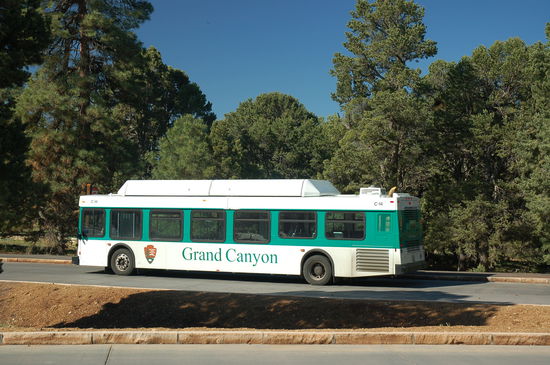 mit dem Nationalpark-Bus geht's dem West Rim entlang