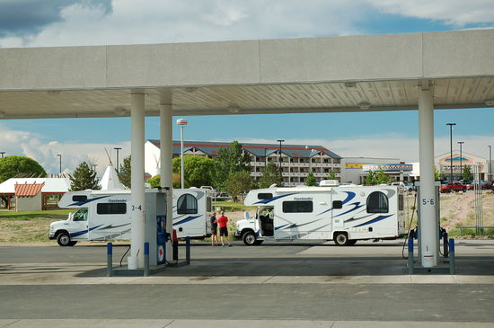 Die beiden sind ganz schöne Schluckspechte ... also die Motorhomes, nicht die Fahrer 