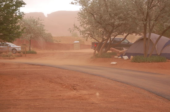 Es weht den Sand in jede Ritze