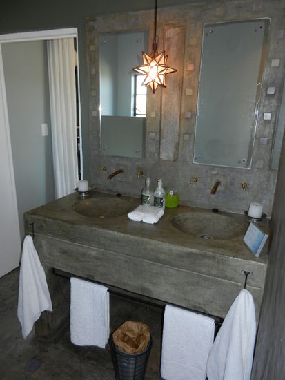 das Zimmer mit Bad ist sehr geschmackvoll